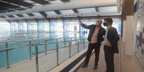El Ayuntamiento de Sevilla concluye la instalación de la nueva cubierta de la piscina municipal de Alcosa tras una inversión de 120.000 euros