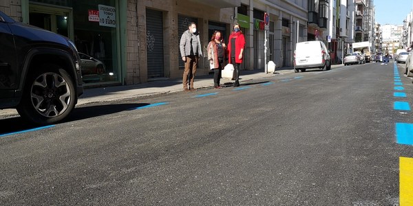 El Ayuntamiento de Sevilla culmina en un día y en horario nocturno las obras de repavimentación de la calle Virgen del Valle, en Los Remedios, que mejoran el tránsito y la actividad comercial