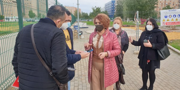 El Ayuntamiento inicia las obras de la nueva zona infantil del parque de la calle Periodista Juan Tribuna, en Sevilla Este, que incluye un gran castillo medieval