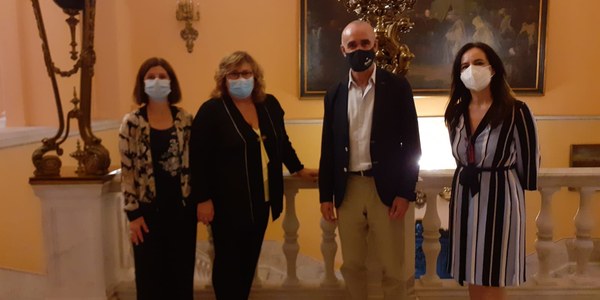 El Ayuntamiento de Sevilla inicia un trabajo conjunto con el de San Sebastián para impulsar el trasiego recíproco de viajeros y el turismo cultural y de congresos