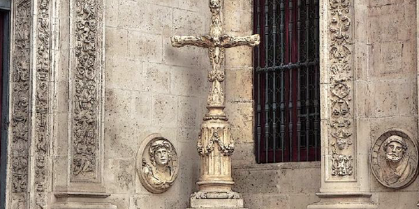 El Ayuntamiento de Sevilla licita la restauración integral de la Cruz de la Inquisición de la Casa Consistorial con 16.200 euros de presupuesto