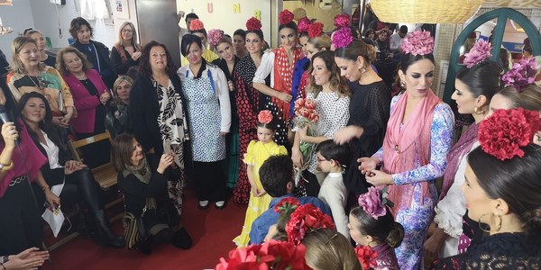 El Ayuntamiento de Sevilla organiza en el mercado de abastos de Los Remedios un desfile de moda flamenca para impulsar su actividad comercial e integrarlo aún más en la vida del barrio