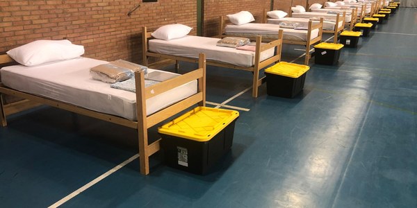 El Ayuntamiento de Sevilla pone en marcha un tercer pabellón deportivo para dar una mejor atención a las personas sin hogar y refuerza la atención telefónica a través de los Servicios Sociales en coordinación con el 010