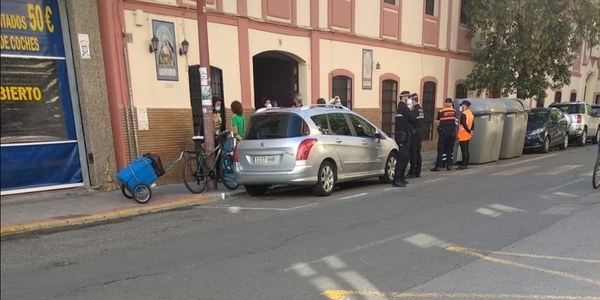 El Ayuntamiento despliega un dispositivo de apoyo a la labor del comedor social de Triana para reforzar la atención a los usuarios, la seguridad sanitaria y la limpieza