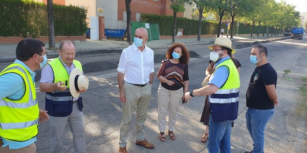 El Ayuntamiento ejecuta obras de repavimentación la Avenida de Dinamarca de Los Bermejales con una inversión de 147.300 euros