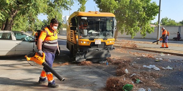 El Ayuntamiento ejecuta una nueva fase del plan integral de mejora del hábitat urbano en la barriada de Murillo con actuaciones especiales de limpieza, Zoosanitario, Parques y Jardines y Urbanismo