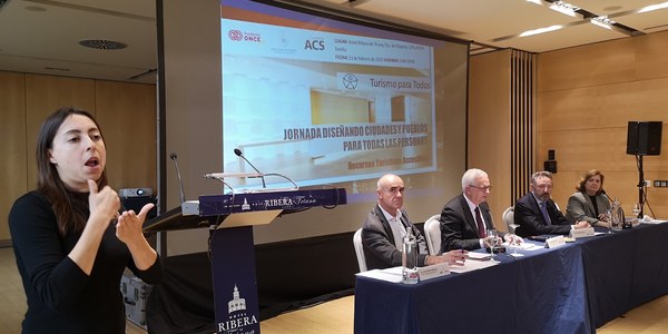 El Ayuntamiento emplaza a los empresarios a servirse del Plan de Accesibilidad Universal para hacer de Sevilla un destino turístico accesible y ganar clientes entre el colectivo de viajeros con diversidad funcional
