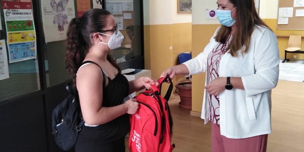 El Ayuntamiento entrega 316 mochilas y materiales escolares a estudiantes de Educación Primaria del Distrito Sur