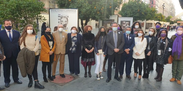 El Ayuntamiento entrega los premios del XIII Concurso de imagen gráfica y eslogan a la campaña ‘Nuestra voz es la vacuna’ del alumnado de los IES Isbilya y Martínez Montañés con motivo del 25N, Día Internacional contra la violencia hacia las mujeres