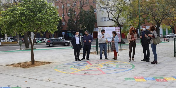 El Ayuntamiento finaliza la reurbanización de un espacio libre junto a la Avenida Alcalde Manuel del Valle con la mejora de accesos, reordenación de aparcamientos y la renovación de una zona ajardinada con nuevo alumbrado y un área de juegos infantiles
