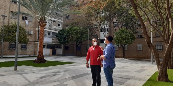 El Ayuntamiento finaliza la segunda fase de reurbanización de la Plaza de la Debla, en el Polígono San Pablo, con la mejora de la pavimentación, la jardinería y la eliminación de las barreras urbanísticas