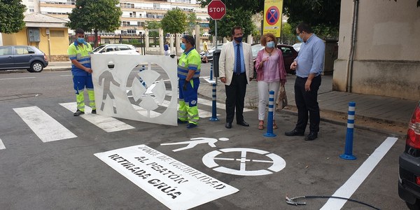El Ayuntamiento implanta pasos de peatones seguros dentro del plan de mejora de la señalización y movilidad de la barriada de Alcosa