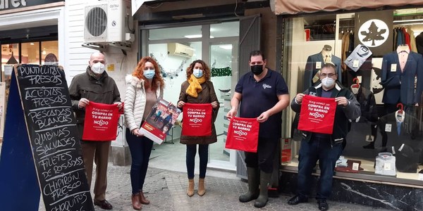 El Ayuntamiento impulsa la campaña ‘Haz como yo, compra en tu barrio’ con el reparto de 4.100 bolsas reutilizables en apoyo de los comerciantes de Macarena