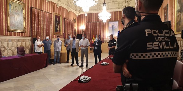 El Ayuntamiento incorpora nuevos agentes a la Policía Local que irán destinados a los distritos Macarena, Este-Alcosa-Torreblanca y Sur para reforzar la unidad de proximidad