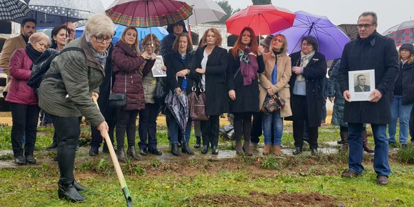 El Ayuntamiento inicia la exhumación de la fosa de Pico Reja del Cementerio de San Fernando con un acto simbólico con familiares de personas represaliadas
