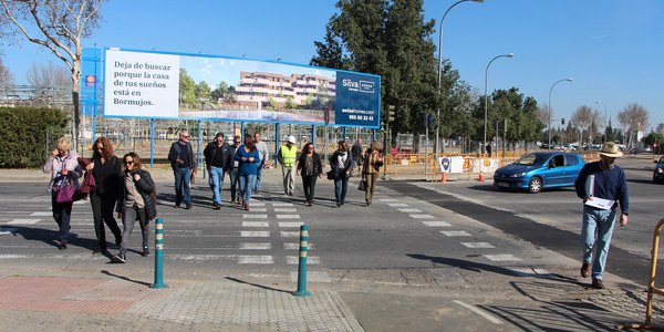 El Ayuntamiento inicia la renovación completa de la pavimentación de la calzada de la Avenida Juan Pablo II, en el distrito de Los Remedios