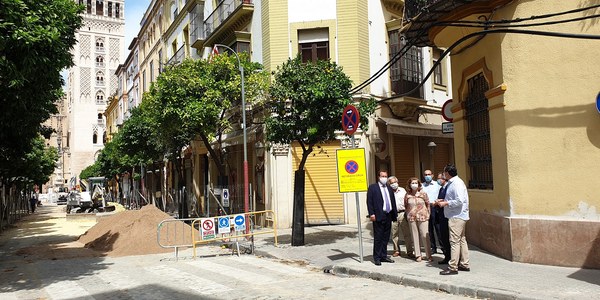 El Ayuntamiento inicia la reurbanización y renovación de las redes de la calle Abades coincidiendo con la intervención en Mateos Gago