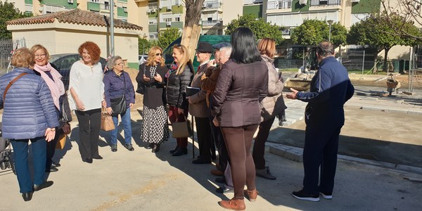 El Ayuntamiento inicia las obras de un nuevo itinerario peatonal accesible en la Plaza de los Luceros de Alcosa