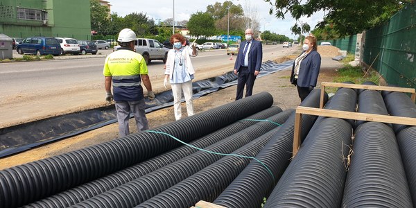 El Ayuntamiento inicia las obras para la implantación de un sistema de drenaje sostenible para las aguas pluviales en la Avenida Séneca en Alcosa