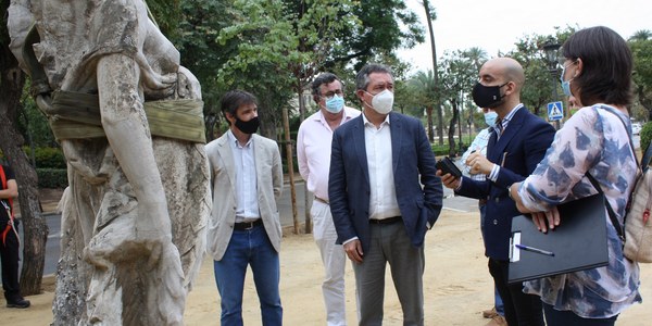El Ayuntamiento inicia los trabajos de restauración de las últimas cinco Victorias Aladas del Parque de María Luisa para devolverles su aspecto original de hace más de un siglo con 129.000 euros de presupuesto