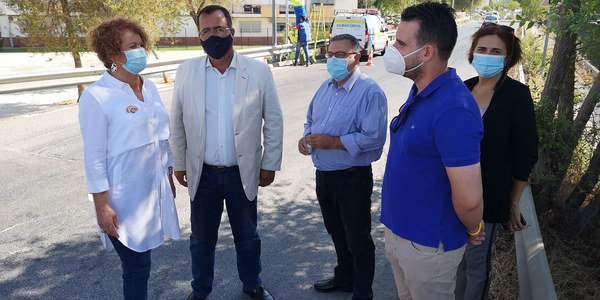El Ayuntamiento instala un cruce semafórico en la entrada al puente que une las calles Almendralejo y Birmania que permitirá el acceso directo desde el barrio de Alcosa hacia Sevilla Este