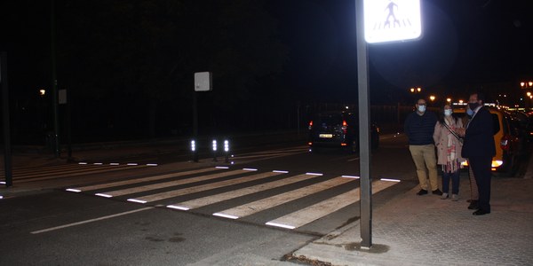 El Ayuntamiento instala un nuevo paso de peatones luminoso en la Avenida de la Buhaira como proyecto piloto para la mejora de la seguridad vial en la zona