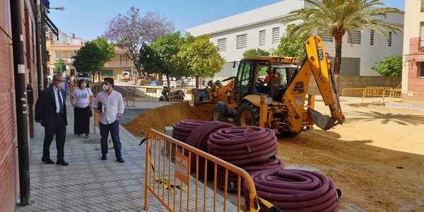 El Ayuntamiento invierte 280.000 euros en Cerro Amate para la reurbanización de la calle Petrarca con eliminación de acerados, zonas verdes y sombra, nuevos aparatos  biosaludables y vía de emergencias