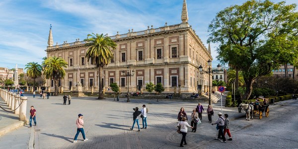 El Ayuntamiento mejora el sistema para suministrar agua a los coches de caballos y baldear las zonas de las paradas