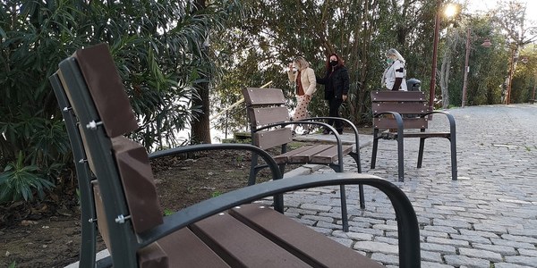 El Ayuntamiento mejora la accesibilidad y la seguridad en los pantalanes y dota de más mobiliario urbano al Paseo de la O e instala barandillas en el Callejón de la Inquisición como fase previa a la gran remodelación del entorno