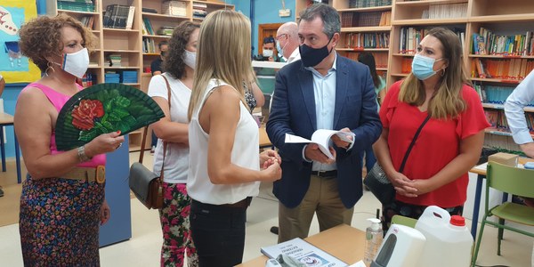 El Ayuntamiento pondrá en marcha un plan especial de limpieza y desinfección en el curso escolar con turnos de mañana y tarde y pone a disposición de los colegios salas y espacios municipales si se concretan los recursos de la Junta para realizar desdobles o desarrollar actividades fuera de los centros
