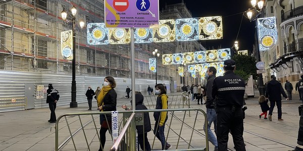 El Ayuntamiento pone en marcha un dispositivo de control de los aforos en el Centro con una reordenación del tránsito peatonal en Constitución, Sierpes y Tetuán y el uso de dron y cámaras para evitar en tiempo real las aglomeraciones