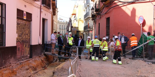 El Ayuntamiento prevé culminar y reabrir en un mes el tramo de la Plaza Virgen de los Reyes afectado por las obras de reurbanización de la calle Mateos Gago