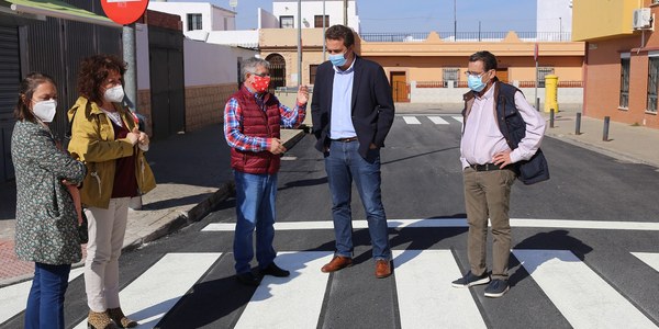 El Ayuntamiento realiza obras de mejora de la pavimentación de las calzadas y de la accesibilidad en varias calles del barrio de Valdezorras, en el Distrito Norte