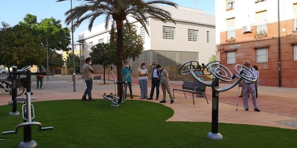 El Ayuntamiento reformará la calle Pedro Pecador, en Cerro-Amate, para eliminar barreras arquitectónicas, crear parterres y plantar más árboles y completar la reurbanización integral de la barriada Virgen de los Reyes con 651.000 euros de inversión en dos años