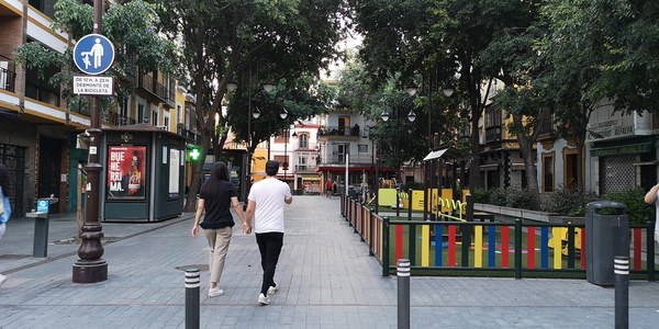 El Ayuntamiento reforzará los controles para el cumplimiento de los horarios y la distancia social y pondrá en marcha un plan especial para las 11 peatonalizaciones del fin  de semana
