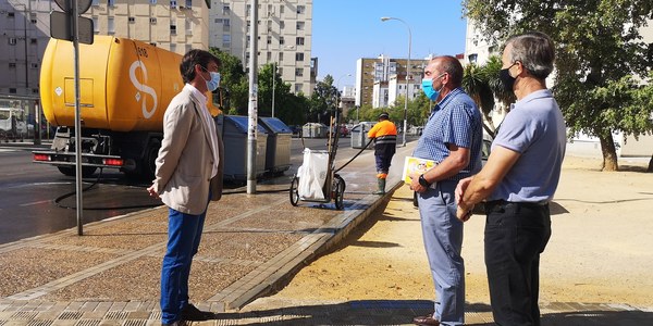 El Ayuntamiento refuerza los baldeos preventivos de desinfección en los distintos barrios de la ciudad