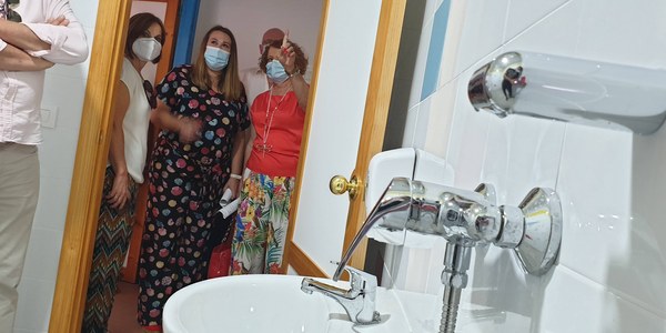 El Ayuntamiento renueva los aseos del CEIP Manuel Canela, en la barriada de La Oliva, e incluye nuevas instalaciones en el patio y espacios para alumnado con diversidad funcional