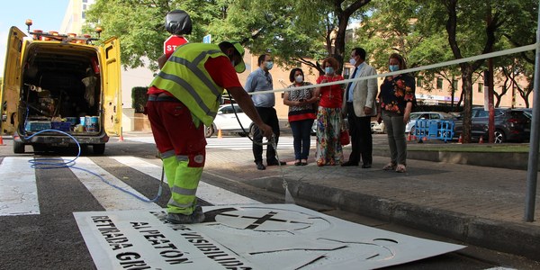 El Ayuntamiento reordena el tráfico en la Avenida de la Innovación y la calle Almendralejo en Sevilla Este para mejorar la seguridad vial y ganar aparcamientos y acomete el repintado de las señales de Alcosa