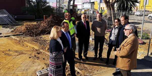 El Ayuntamiento reurbanizará la entrada del parque empresarial Carretera Amarilla frente a Los Arcos para eliminar las zonas terrizas, ordenar el aparcamiento y mejorar la arboleda con 181.000 euros de presupuesto