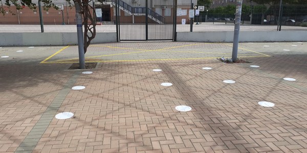 El Ayuntamiento señaliza con pintura los accesos de una veintena de colegios para ayudar a mantener las distancias de seguridad y acumula 700 actuaciones de limpieza y desinfección del entorno de centros con el plan especial de Lipasam