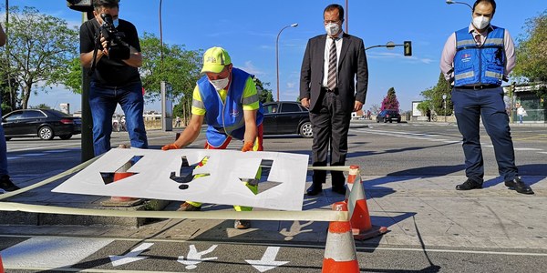 El Ayuntamiento señaliza el sentido de la marcha en pasos de peatones de cruces semafóricos principales de la ciudad para favorecer el distanciamiento social y reducir el riesgo de contagio por COVID-19