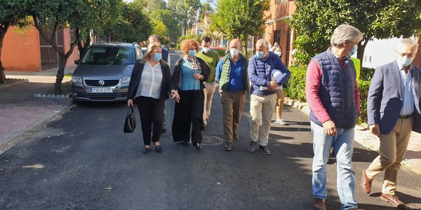 El Ayuntamiento sustituye las redes de abastecimiento y saneamiento de la calle Amatista en el distrito Este-Alcosa-Torreblanca