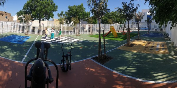 El Ayuntamiento transforma la Plaza Currito el Practicante de Torreblanca en una gran zona infantil y deportiva con nuevo diseño, actividades y sombra