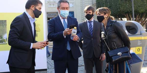 El Ayuntamiento y Ecoembes ponen en marcha un programa de incentivos para quienes reciclen envases y botellas de plástico de bebidas en los contenedores amarillos ubicados la vía pública