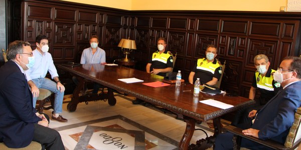 El Ayuntamiento y la asociación de hosteleros acuerdan colaborar en la difusión y control de los requisitos de seguridad y salud que deberán cumplir los establecimientos a partir del lunes en la fase 2 de desescalada