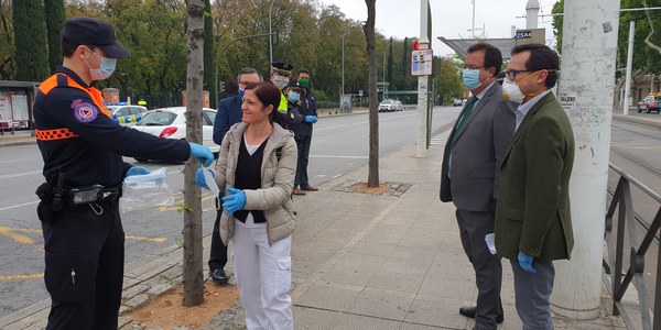 El comité municipal de seguimiento ante el COVID  19 participa en la distribución de 22.000 mascarillas en puntos de transporte público, realiza un plan de limpieza y desinfección en Polígono Sur y suma otras 175 denuncias por incumplimiento del decreto de alarma