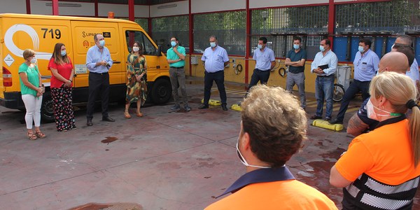 El dispositivo de Lipasam en el Polígono Sur realiza más de un centenar de actuaciones especiales en el barrio desde el verano y ejecuta un programa de baldeos con desinfectante especialmente en colegios y centros de salud