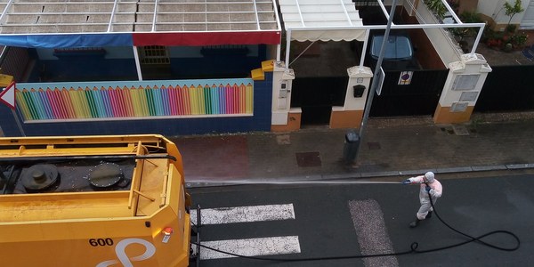 El dispositivo municipal frente al coronavirus registra 130 denuncias de la Policía, una caída del transporte público del 95% y un nuevo despliegue de Lipasam con 1 millón de litros de agua desinfectante distribuidos por los barrios