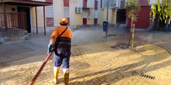 El dispositivo municipal realiza actuaciones especiales en una treintena de vías del Polígono Sur durante el mes de octubre en un trabajo coordinado entre el distrito y el comisionado