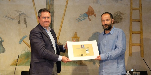 El escritor Juan Marqués recoge el X Premio Iberoamericano de Poesía ‘Hermanos Machado’